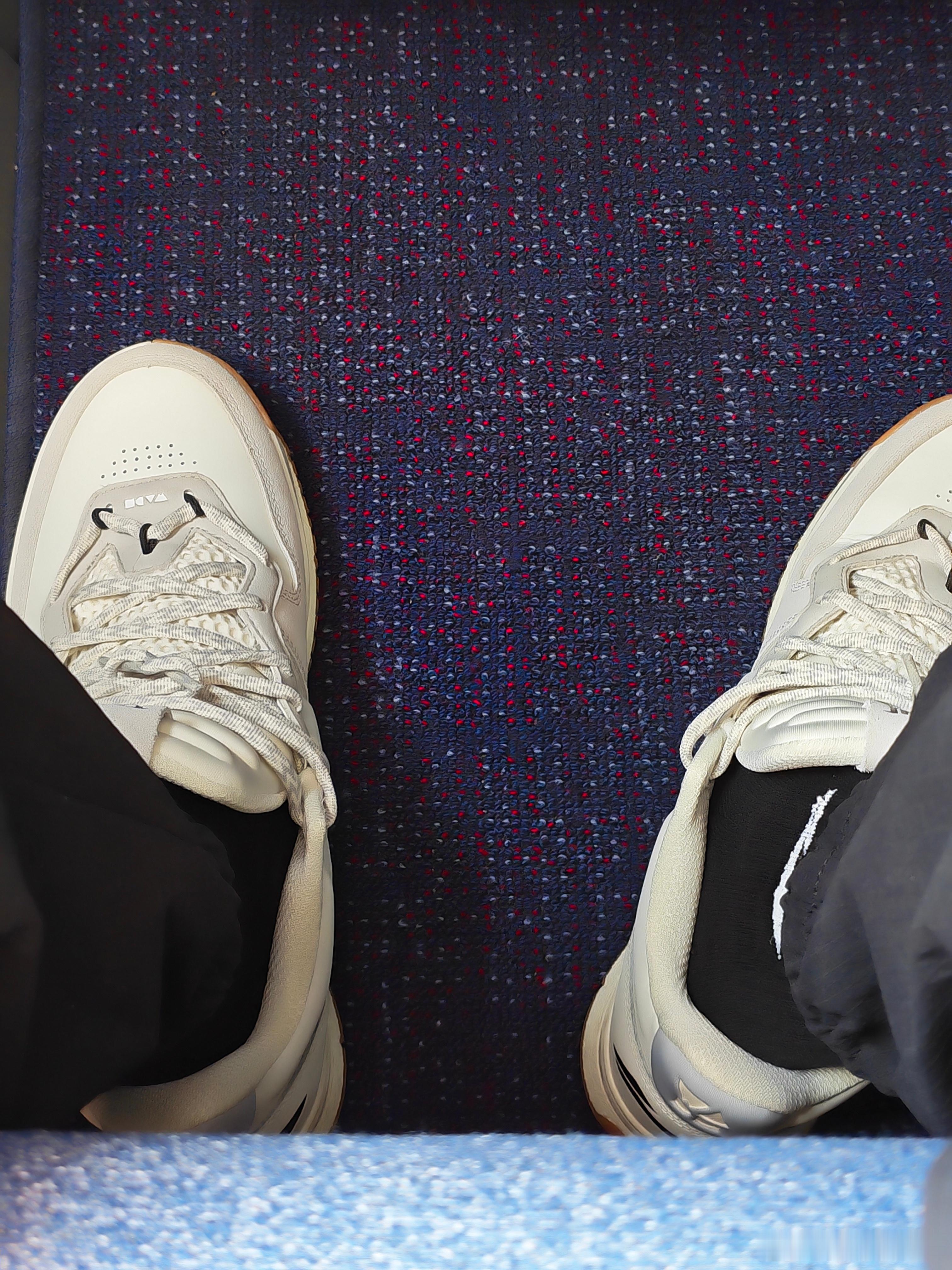 长期不换各种社交头像 我觉得动不动就换头像的，也是神人！