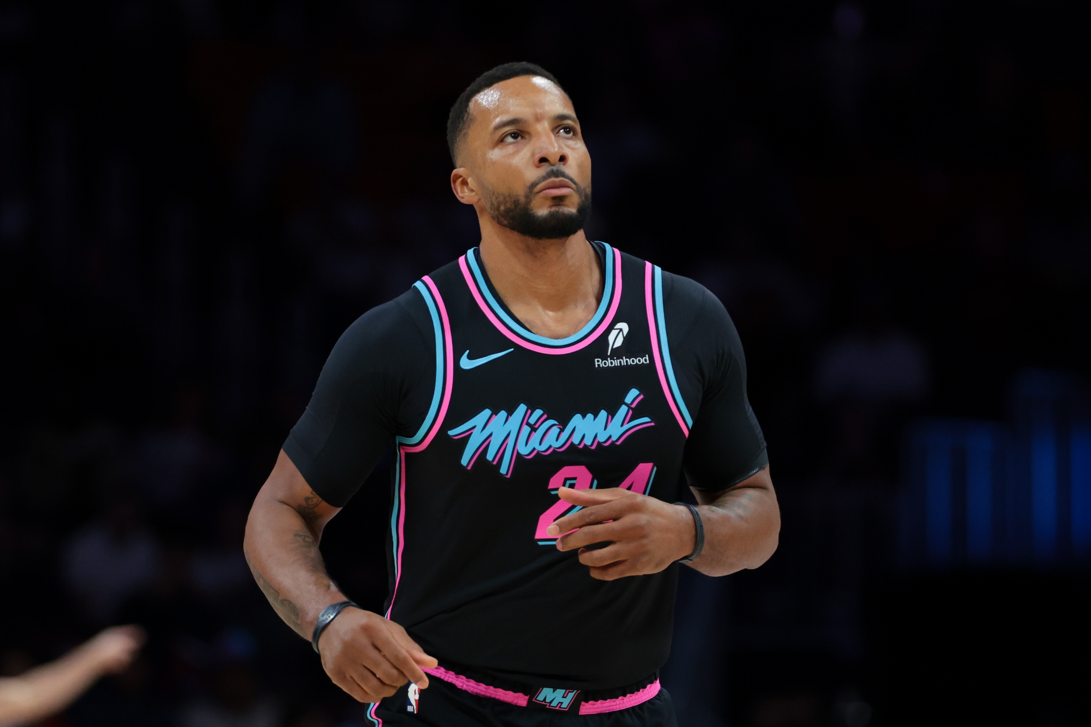 阿德巴约打趣：对鲍威尔最初印象他是个罗圈腿 我还告诉了我妈