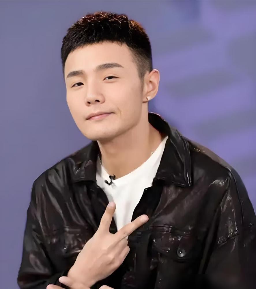 李荣浩硬刚单依纯，四连质问，一分钱赔偿都不要。
他直接甩出了音著协的邮件证据，