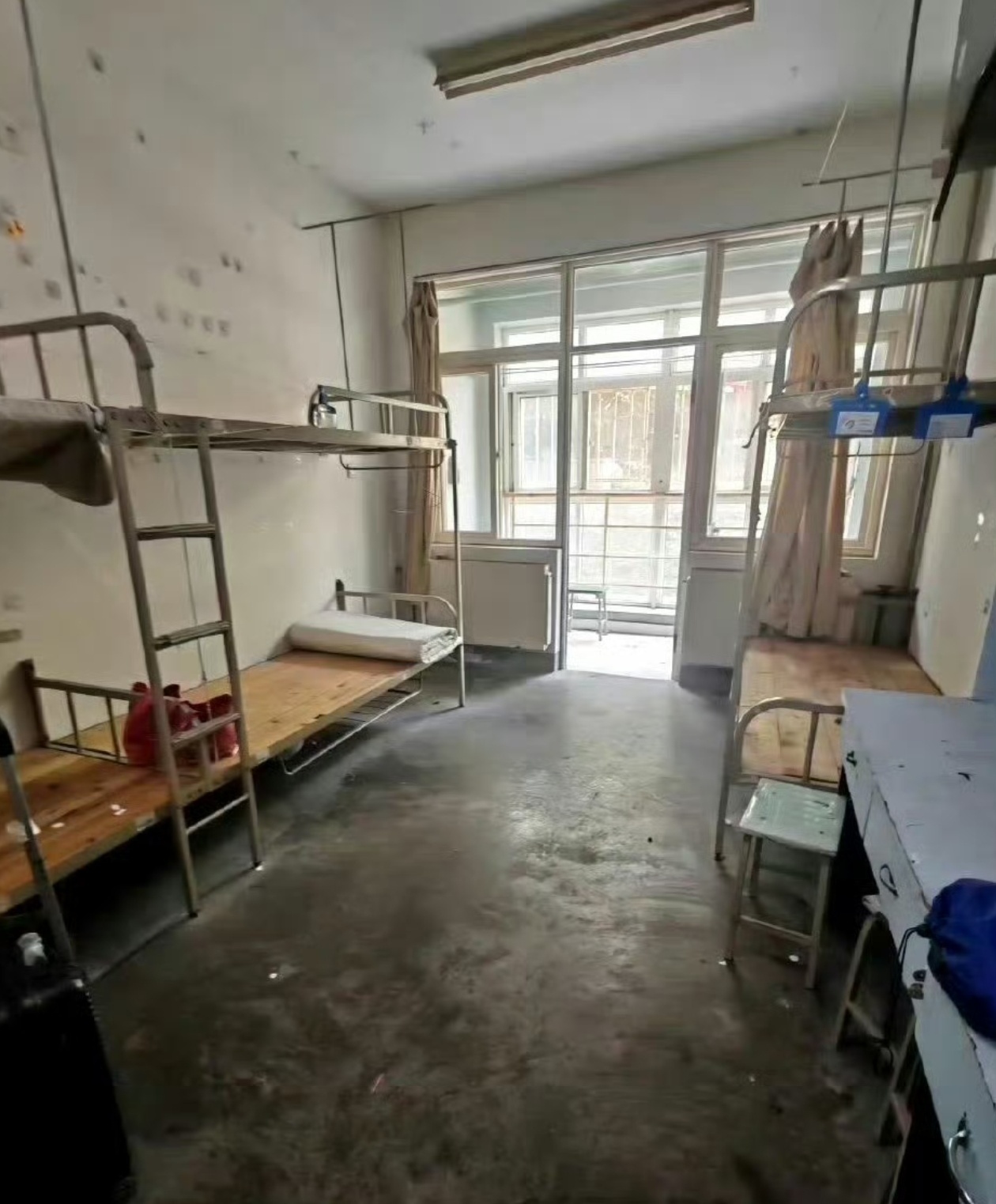青岛大学宿舍图这和我们大学时候宿舍基本上一模一样，不同的是我们宿舍窗外就能看见大