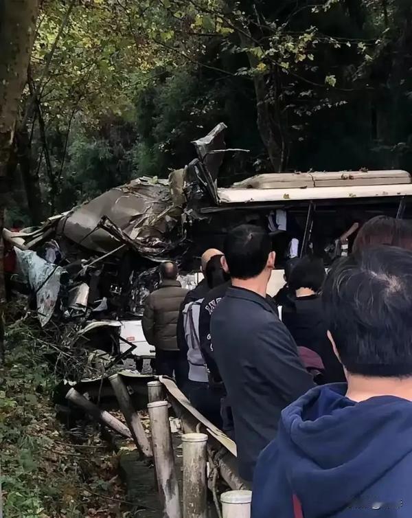 峨眉山会疼你山路惊变！
峨眉中巴车事故，伤亡背后隐藏什么？一头撞上了护栏，车头都
