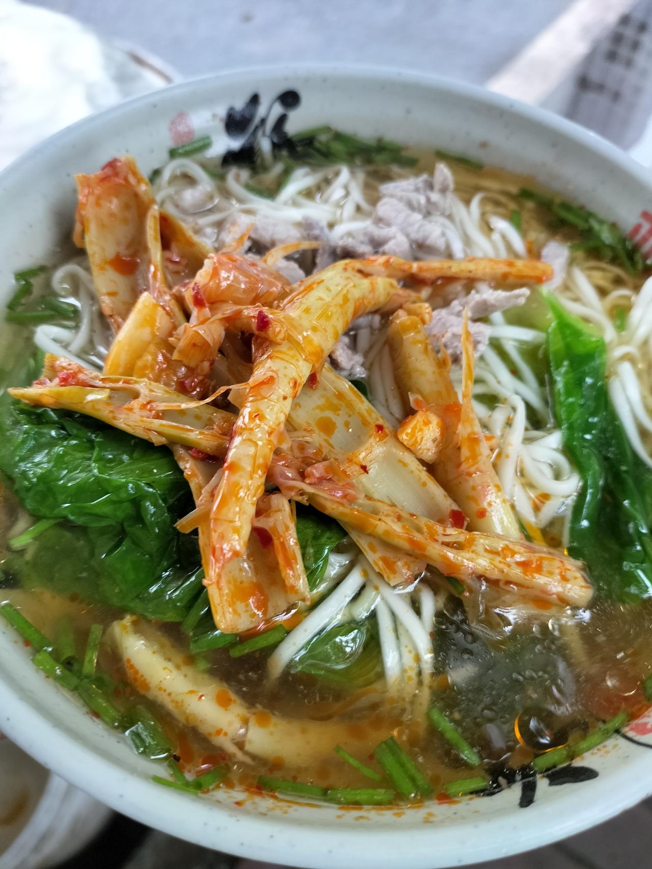 看看路边早餐摊的凉拌春笋有多好吃，老板娘很会做生意，她说只要吃她的面，就有凉拌春