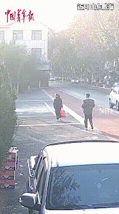 威海这对夫妻，格局真的绝了！

山东威海北部战区海军支队营区门口，一对中年夫妻拎