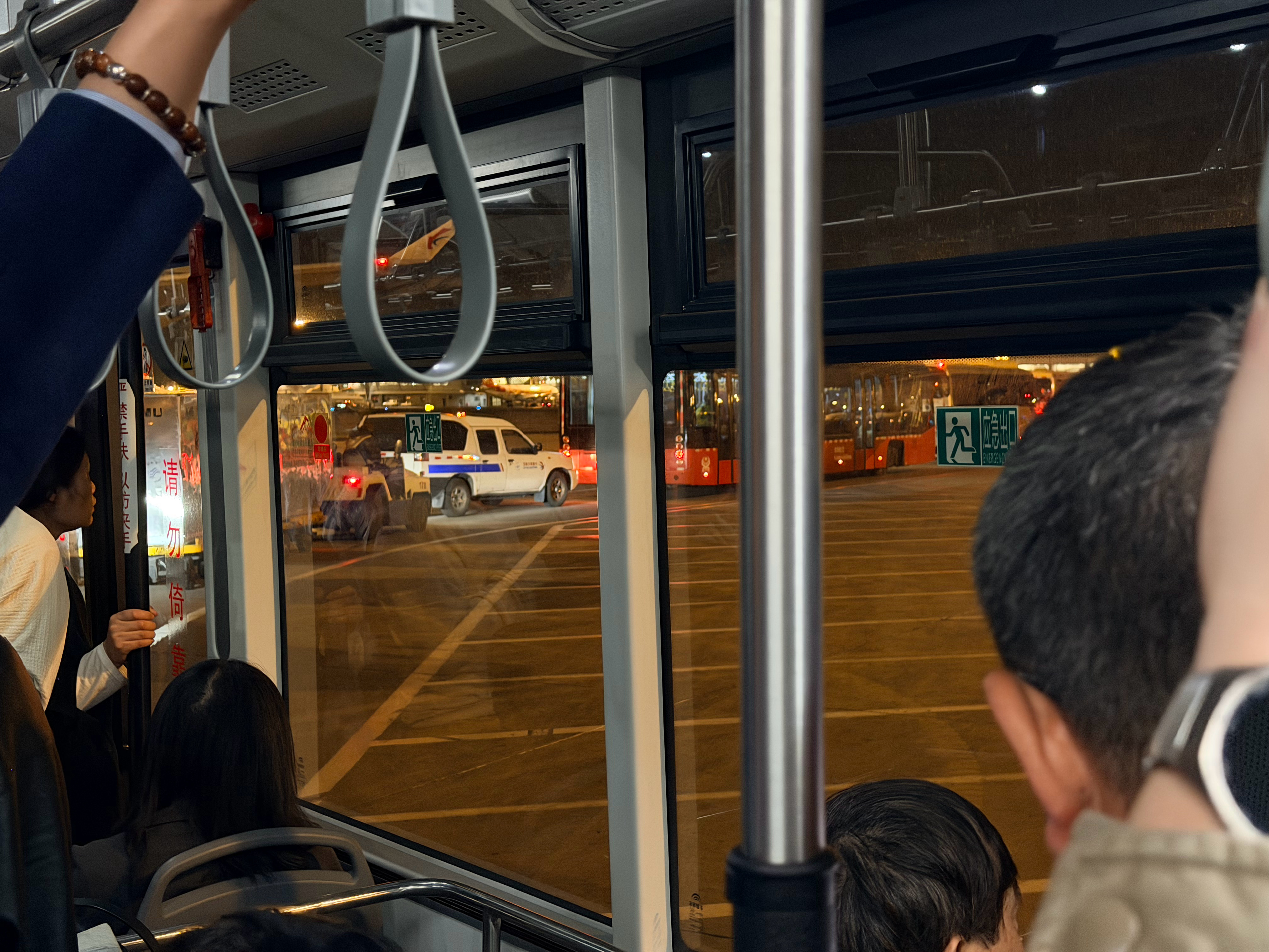 mia的plog时刻 深夜落地…咱就是想问航司租个廊桥到底要多少钱为啥东航每次夜