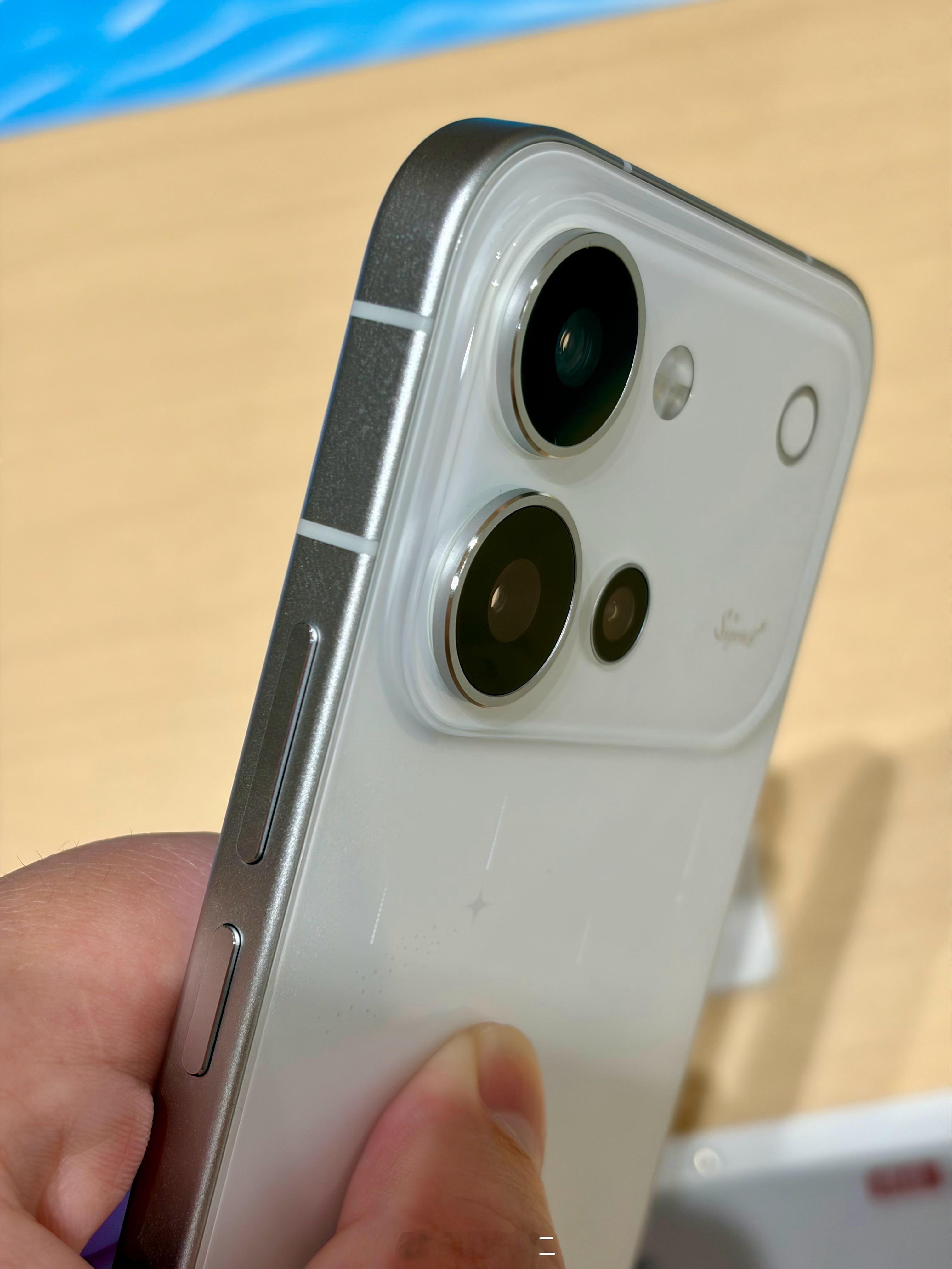 vivo S600，看了一下。这种后置相机模组设计，现在看着好顺眼。背面blin