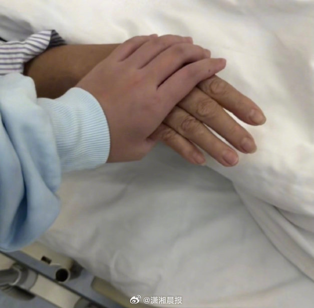 【#全红婵哥哥回应母亲病情#】5月16日，潇湘晨报晨视频综合报道。全红婵哥哥全进