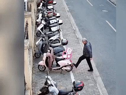 哎，老人家这是何苦啊！
夕阳下的街头，老头走过那排停靠的电瓶车，然后就拳打脚踢！