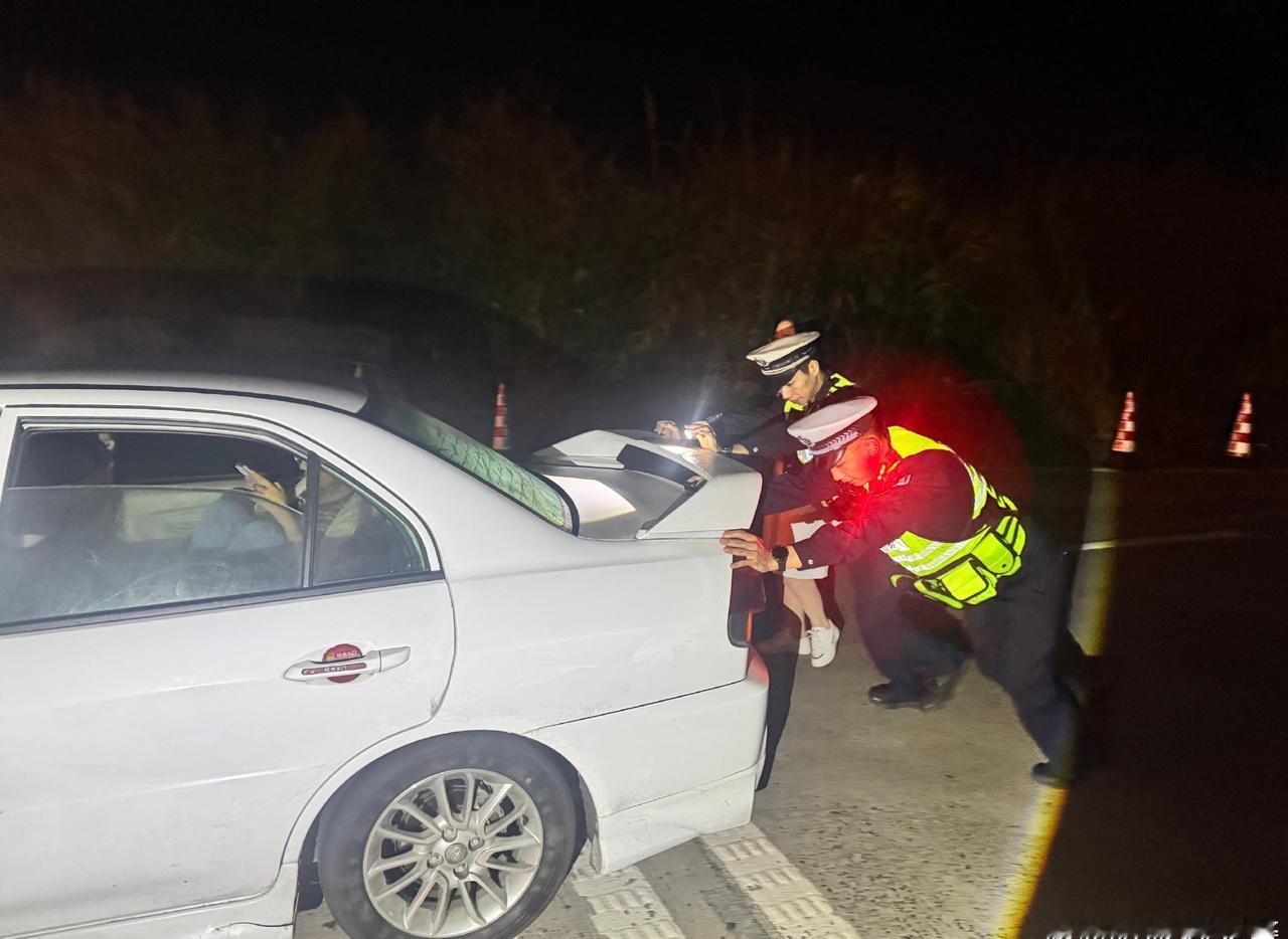 平安春运交警同行守护万家灯火团圆时2026年2月14日晚23时30分许，防城港市