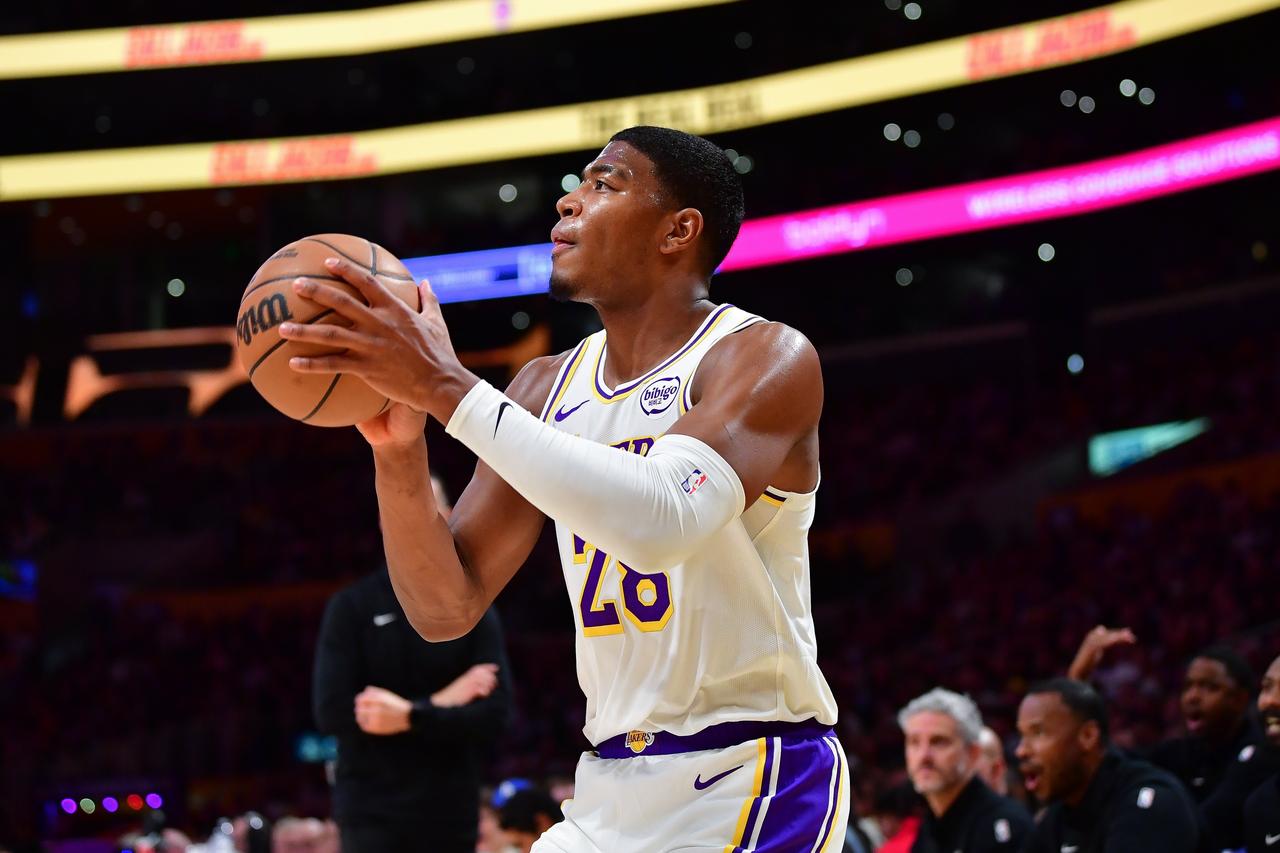 八村塁人呢？

赛前八村塁自己说自己准备复出，可以打。
雷迪克采访时说八村塁可以