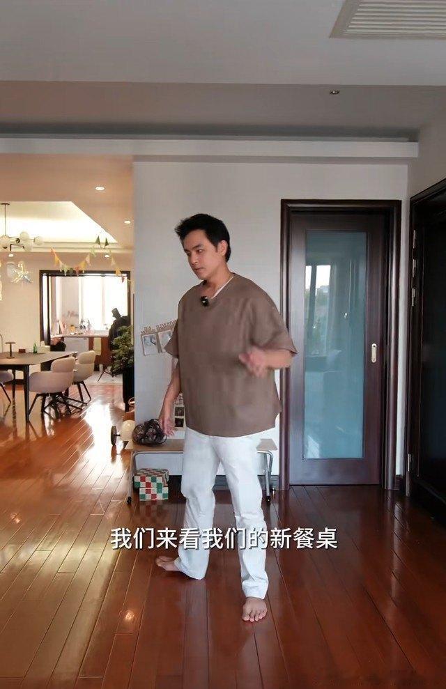 46岁明道上海新家，4万电视柜用昆凌同款二手包换，15万沙发却天天坐露营椅，网友