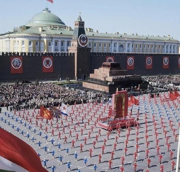 苏联记忆
真是迷上了看着苏俄人民手牵手一起举着旗帜游行的画面，那时候他们是发自内