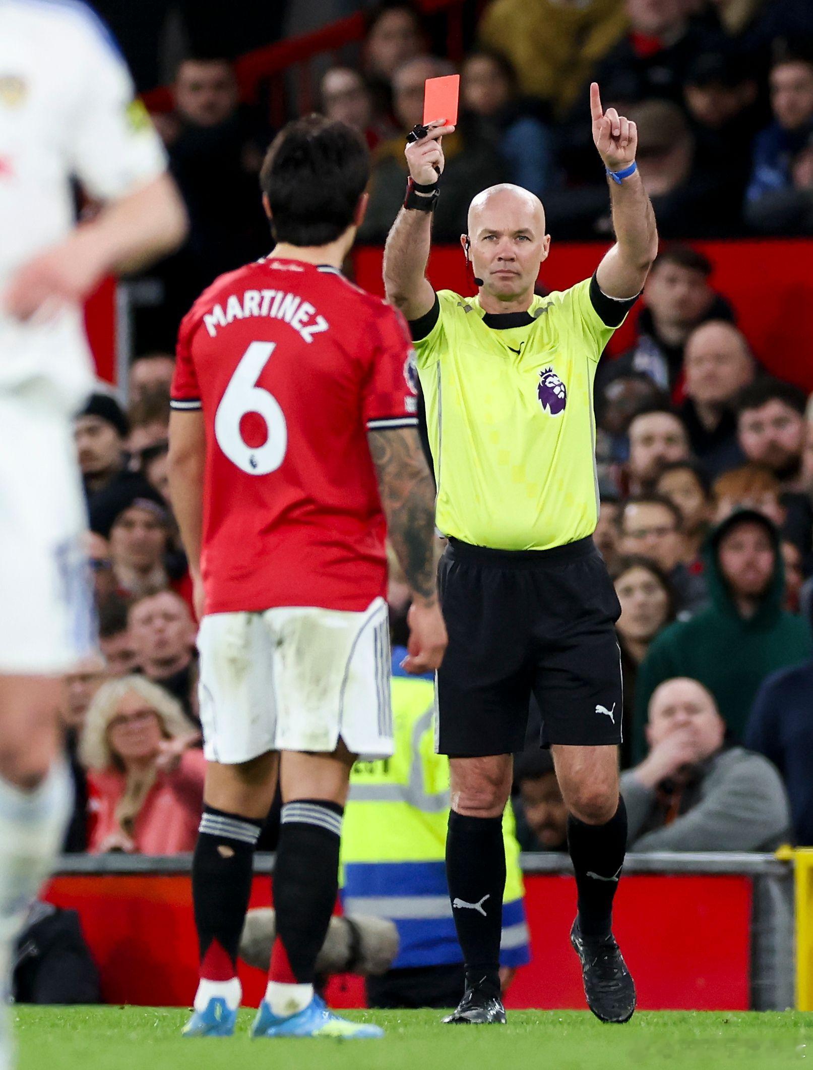 1-2！谢什科屡失破门良机，卡塞米罗头球难救曼联，10人红魔主场爆冷输给利兹联4