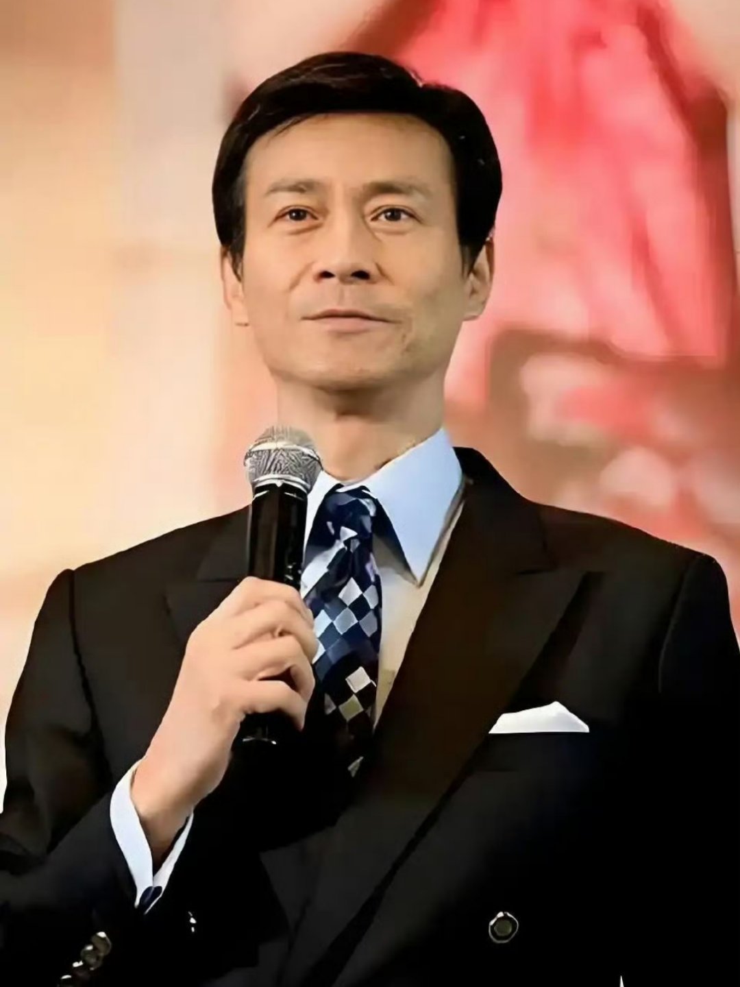 79岁郑少秋官宣退休 “秋官”郑少秋在自己79岁农历生日上发表生日感言，宣布退休