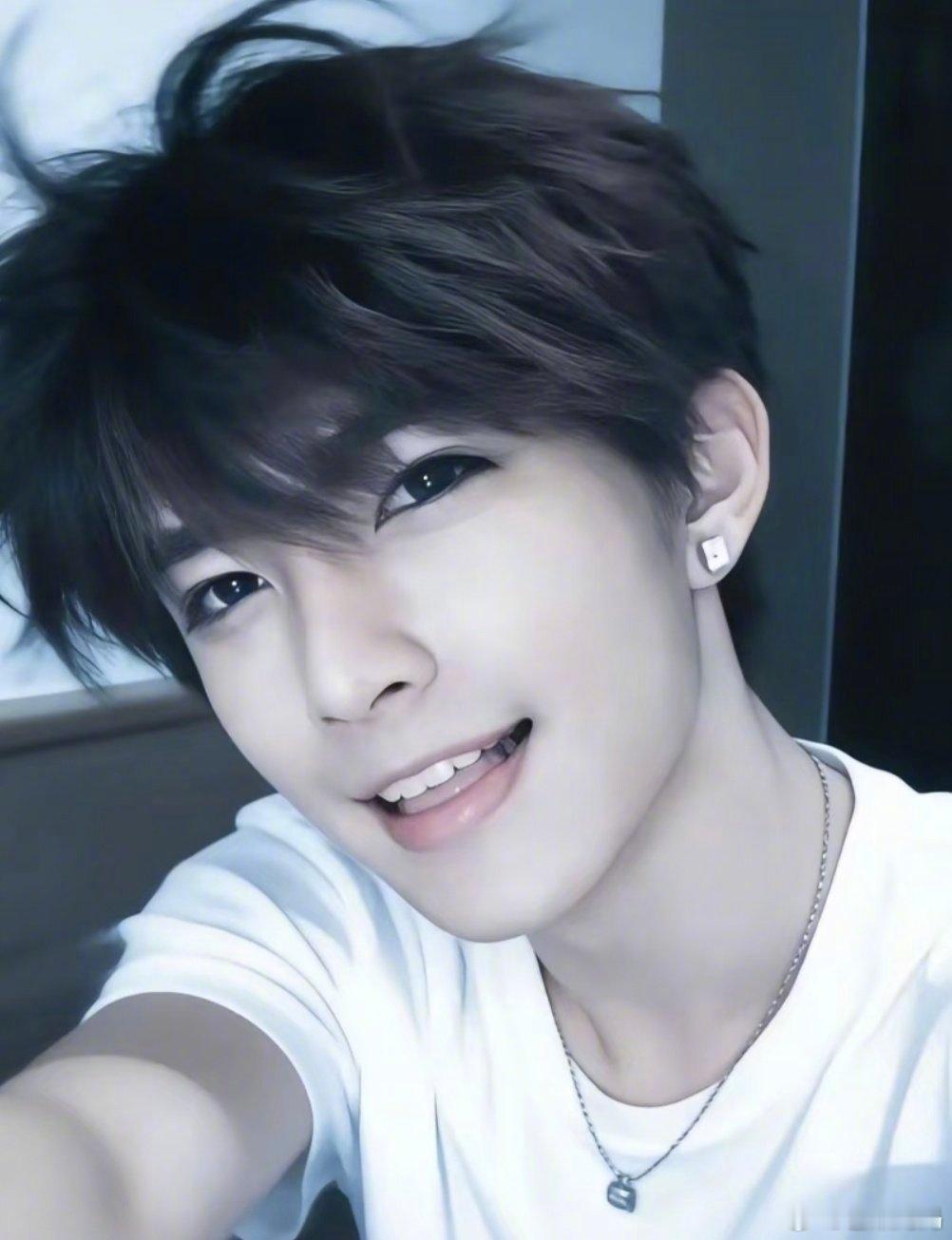 炎亚纶这是头一次这么走心说一堆话吧，提到了前队友，还提到了cp粉“很佩服，很会剪