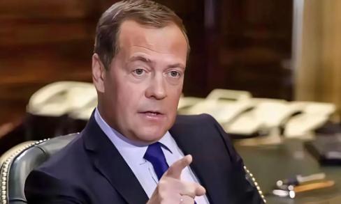 正当美国妄图染指丹麦格陵兰岛，而丹麦表示不同意之际，普京这一招——向任何美国对手