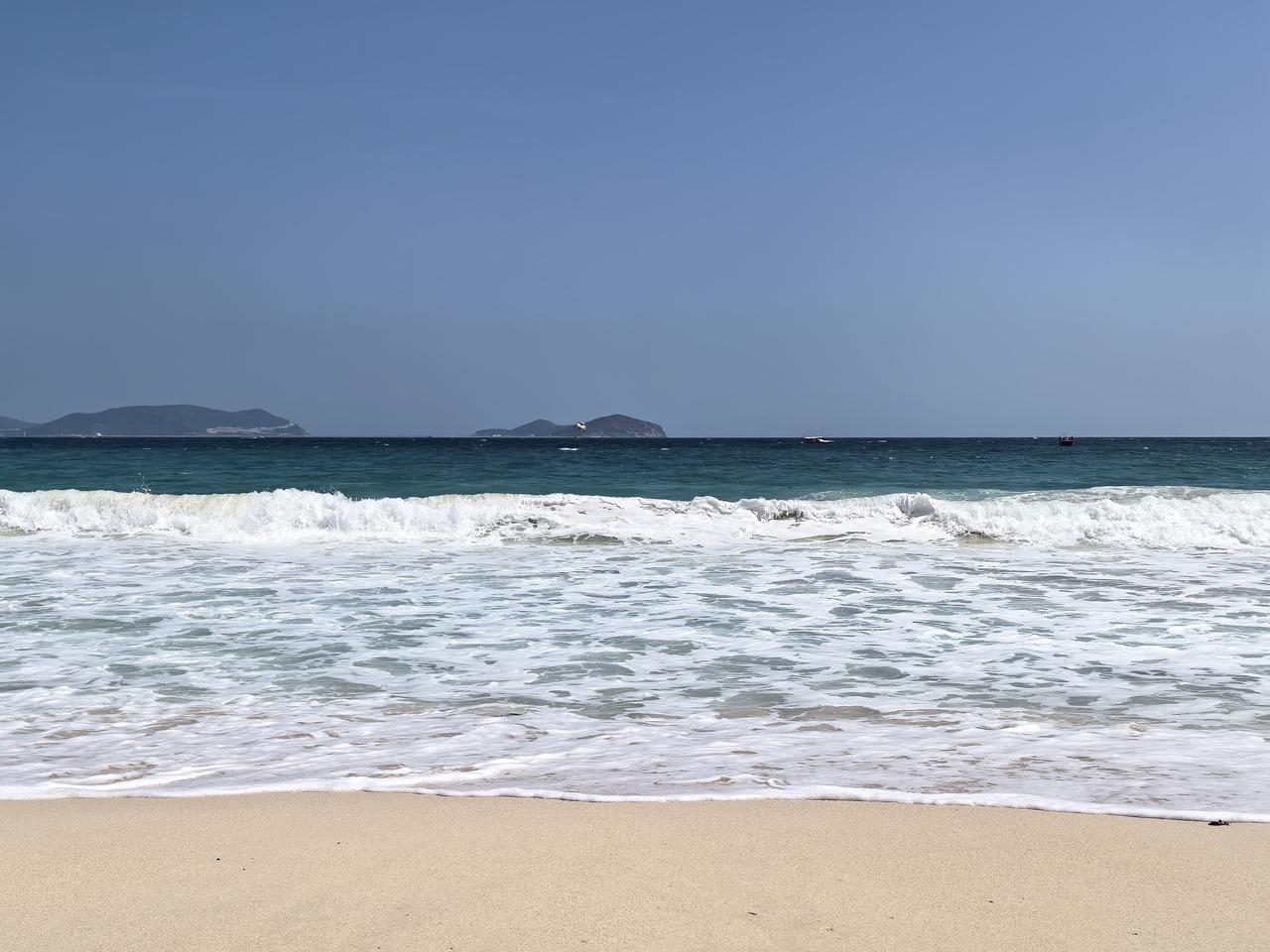 如今这世道，就跟一个乱糟糟的大杂院儿似的，咱们就叫它“太平村”。

这村里，最有