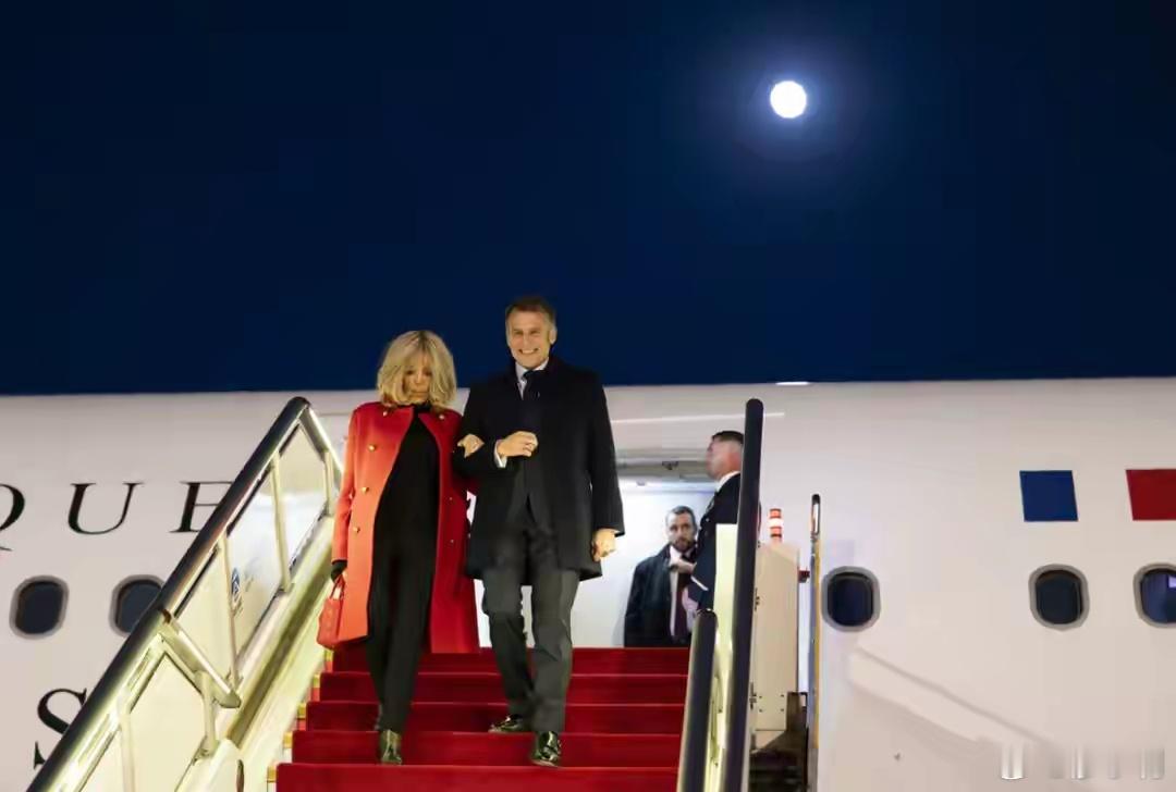 马克龙携夫人访华下机时牵手又挽手对马克龙这个人没多大好感，妥妥变色龙一个。唯独佩