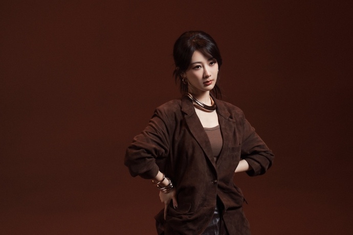 #杨紫美拉德绒面西装# #杨紫秋天色系穿搭look#杨紫美拉德绒面西装，搭配盘发