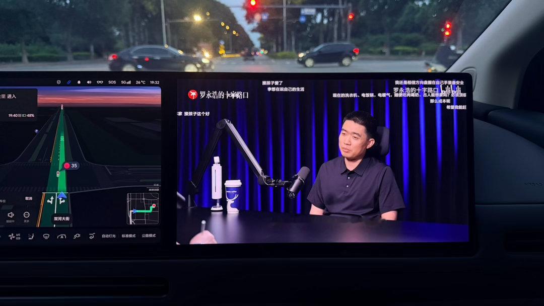 才发现，副驾屏是为我这样的人准备的理想i8