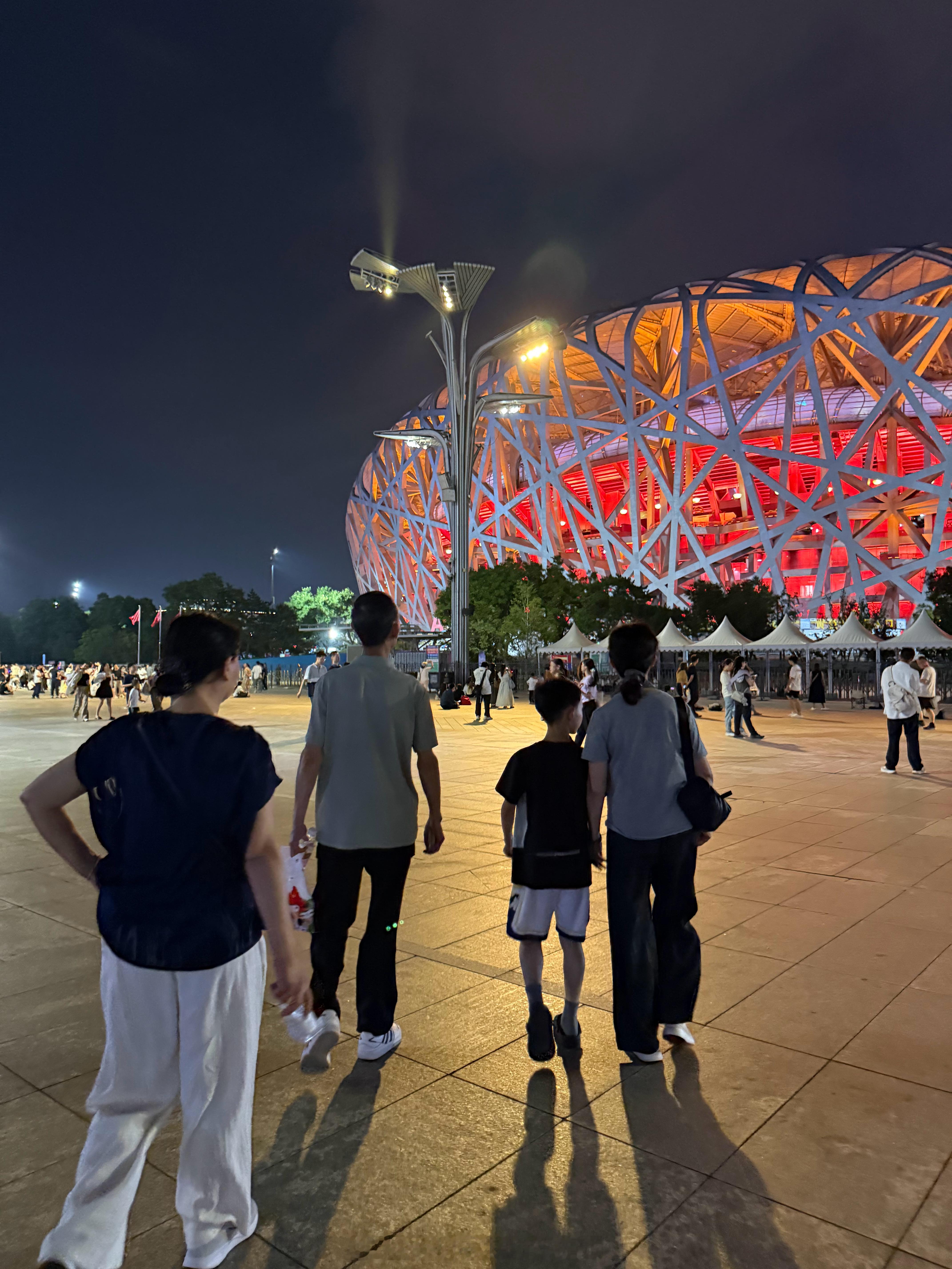 晚上的鸟巢水立方还是很美的今天是薛之谦演唱会？？场外的大合唱很震撼啊