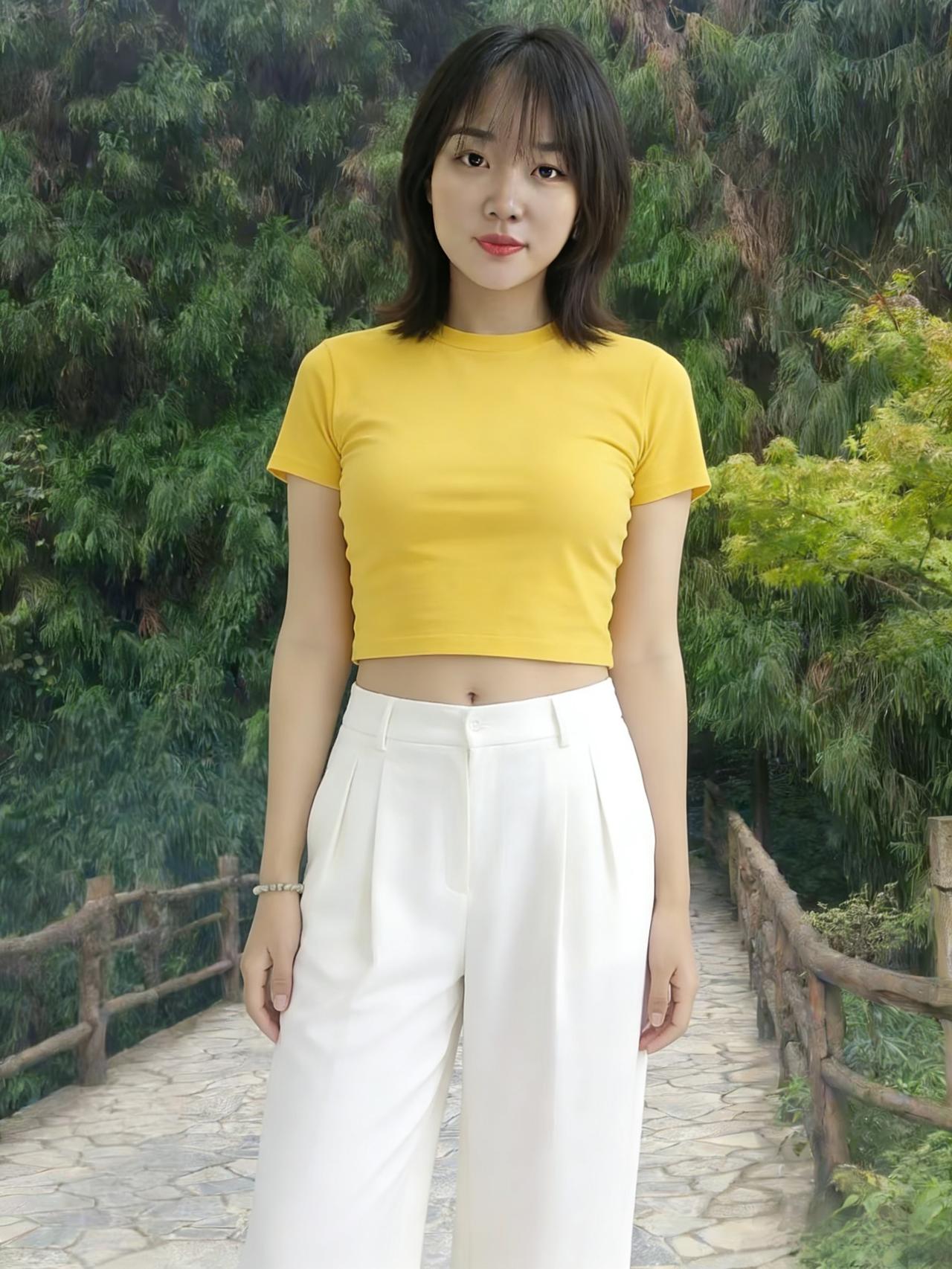 黄衫白裤踏烟萝，竹海风生翠浪多。
行到桥边回首望，一身晴日满山阿。