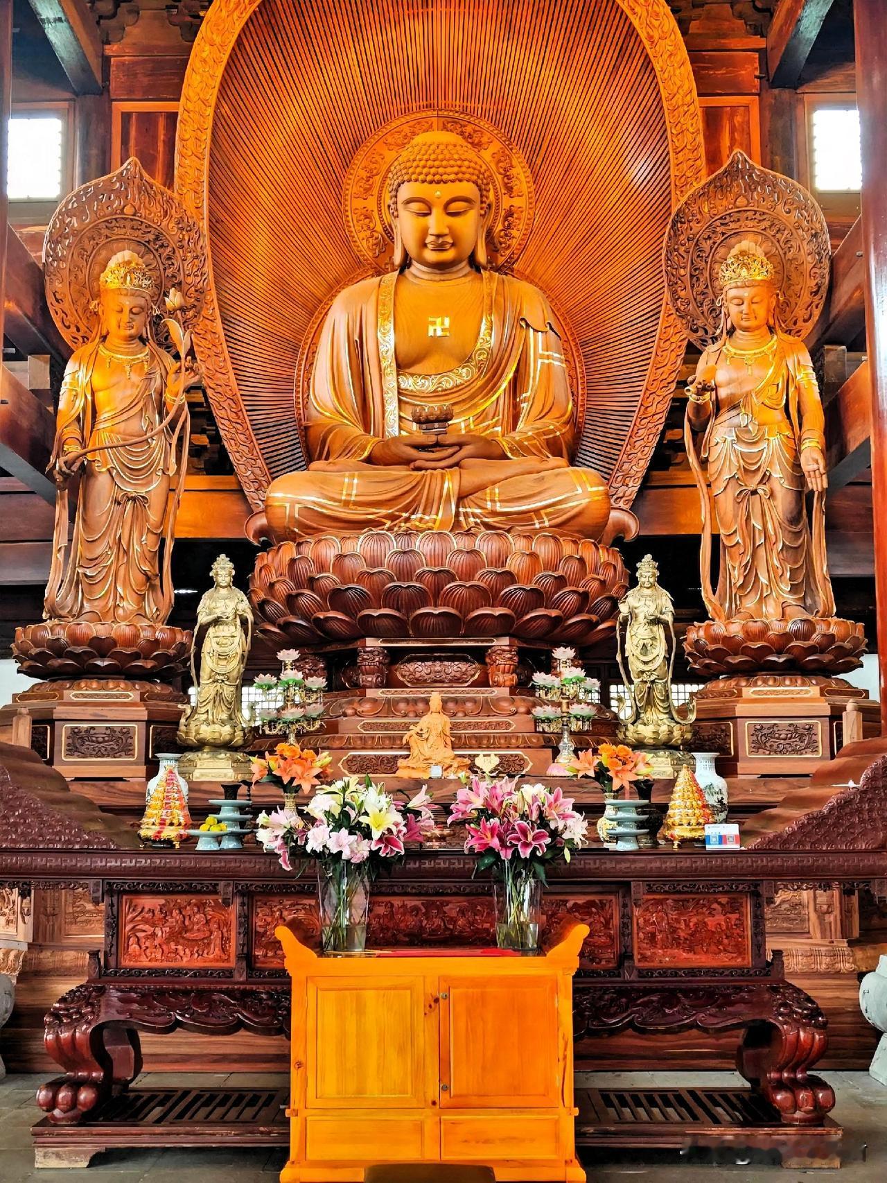 西方三圣：一念莲花开，清风渡尘来
 
古刹的晨光里，三尊金身静立成一幅跨越千年的