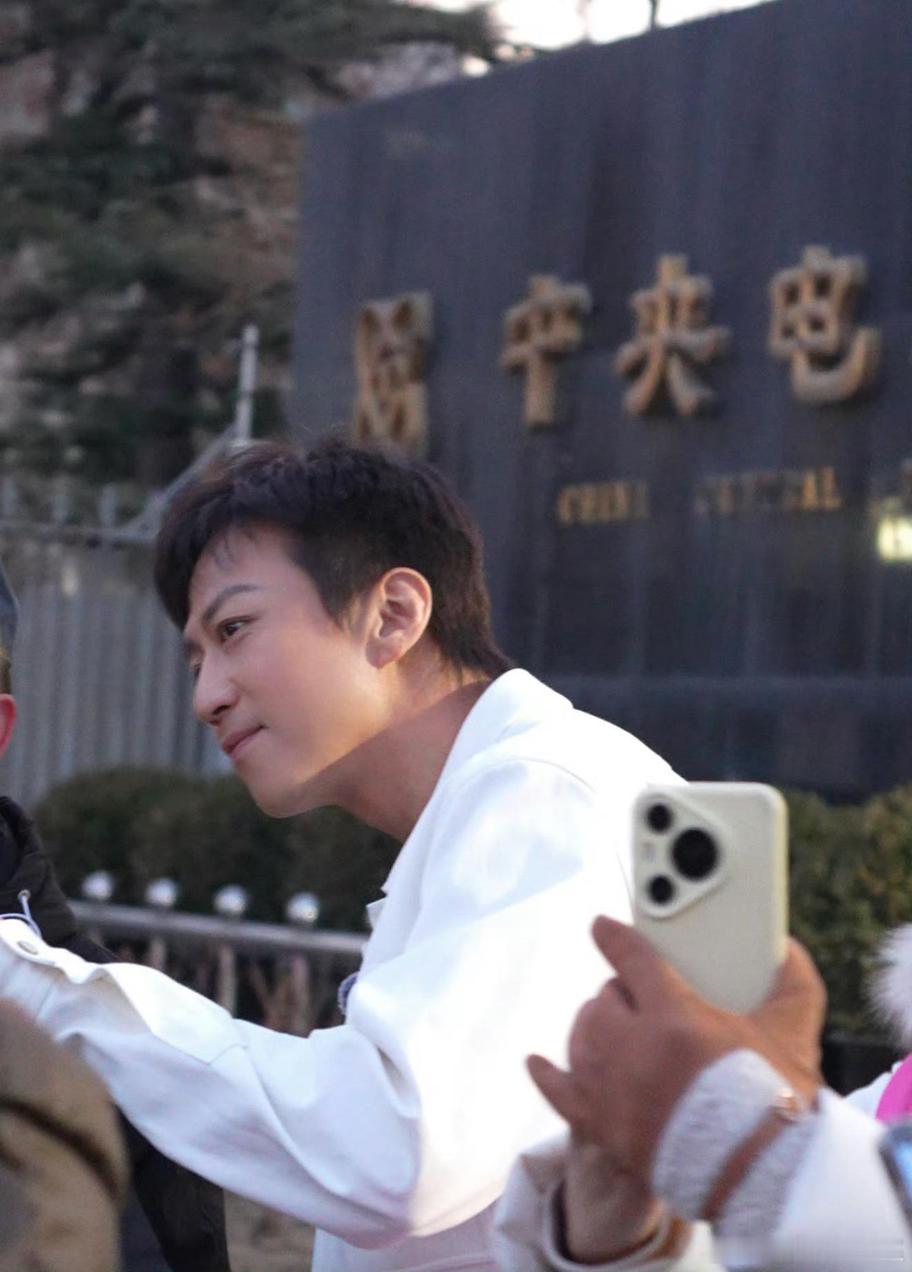 邓超 让你奋斗但是没让你这么奋斗 路透里都能感受到他的专业和敬业，节目有他坐镇，