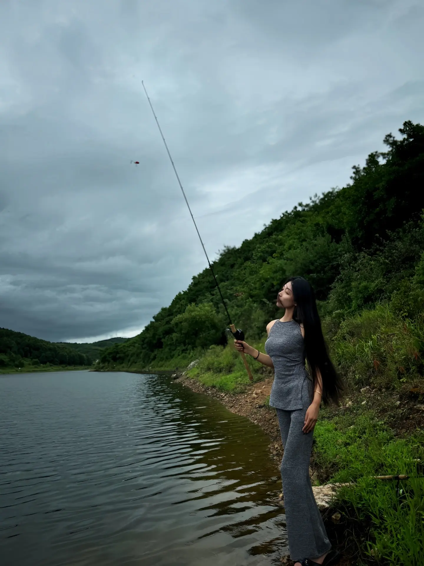 人群太吵了 想去听乡间的溪水声 安静和孤独 踏实又自由