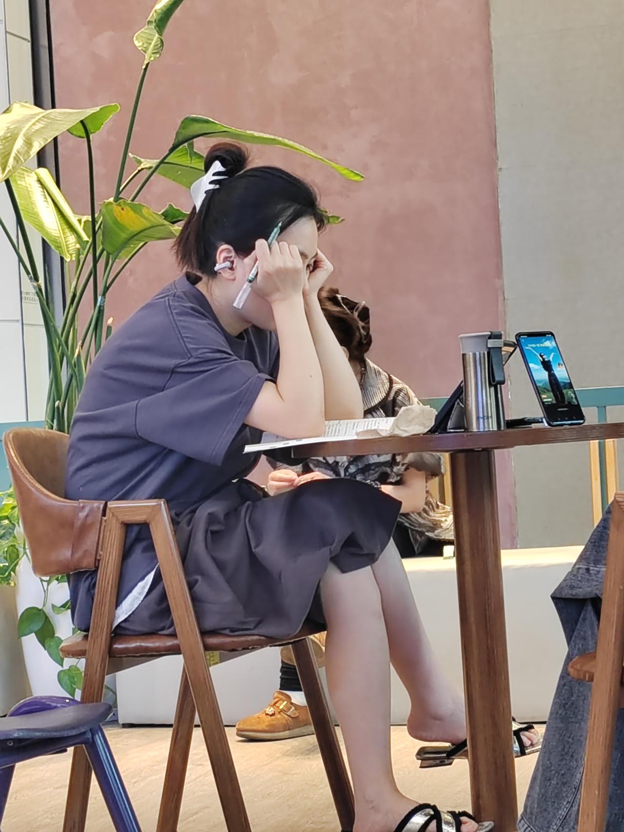 咖啡馆的一角，把时间留给自己。耳机里的白噪音、摊开的笔记、手边的水杯，凑成一段安