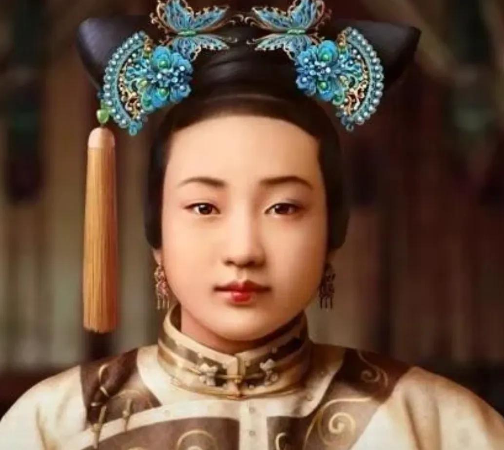1894年，18岁珍妃被几个太监当众扒掉裤子狠狠抽打，23岁光绪跪倒在地，大气都