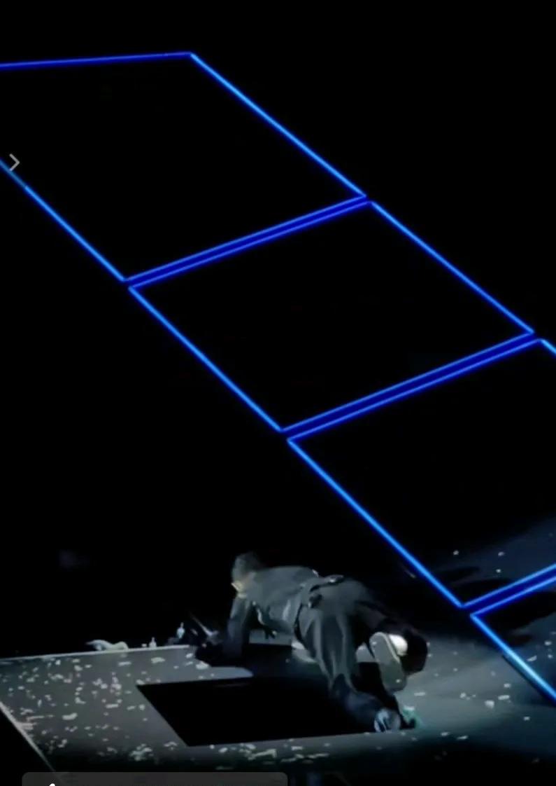 刘德华深圳演唱会摔倒了，差点掉到台子下面，幸亏刘德华反应很快，就地卧倒，才避免了