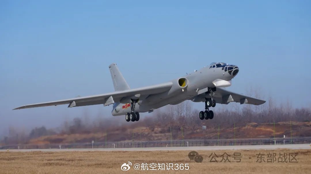 【东部战区新年首飞】向战奋飞新征程，凝心聚力开新局。新年伊始，东部战区陆军、海军