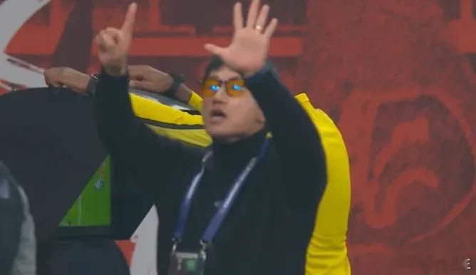 亚冠-十人上海海港1-1光州FC！此役，光州主帅赛中也比出了“1+5”手势，你觉