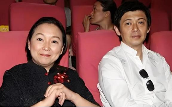 2001年，程前妻子王越发现，丈夫与一个漂亮姑娘有染，规劝不成后愤而离婚。后面程