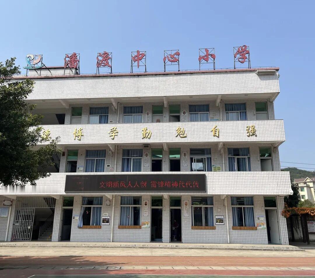 我弟弟在老家的一个乡镇中心小学教书，他已经结婚生子了，家住县城，离他教书的那个镇