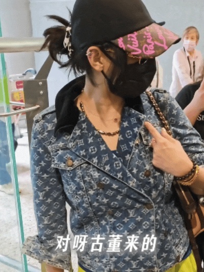 张柏芝 Lucas都长大了衣服还能穿一晃Lucas长高长大，张柏芝多年容颜身材保