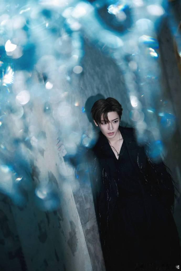 侯明昊 极星渊把妹王  电影级质感扑面而来！火光中的侯明昊侧颜自带故事感，冷峻神