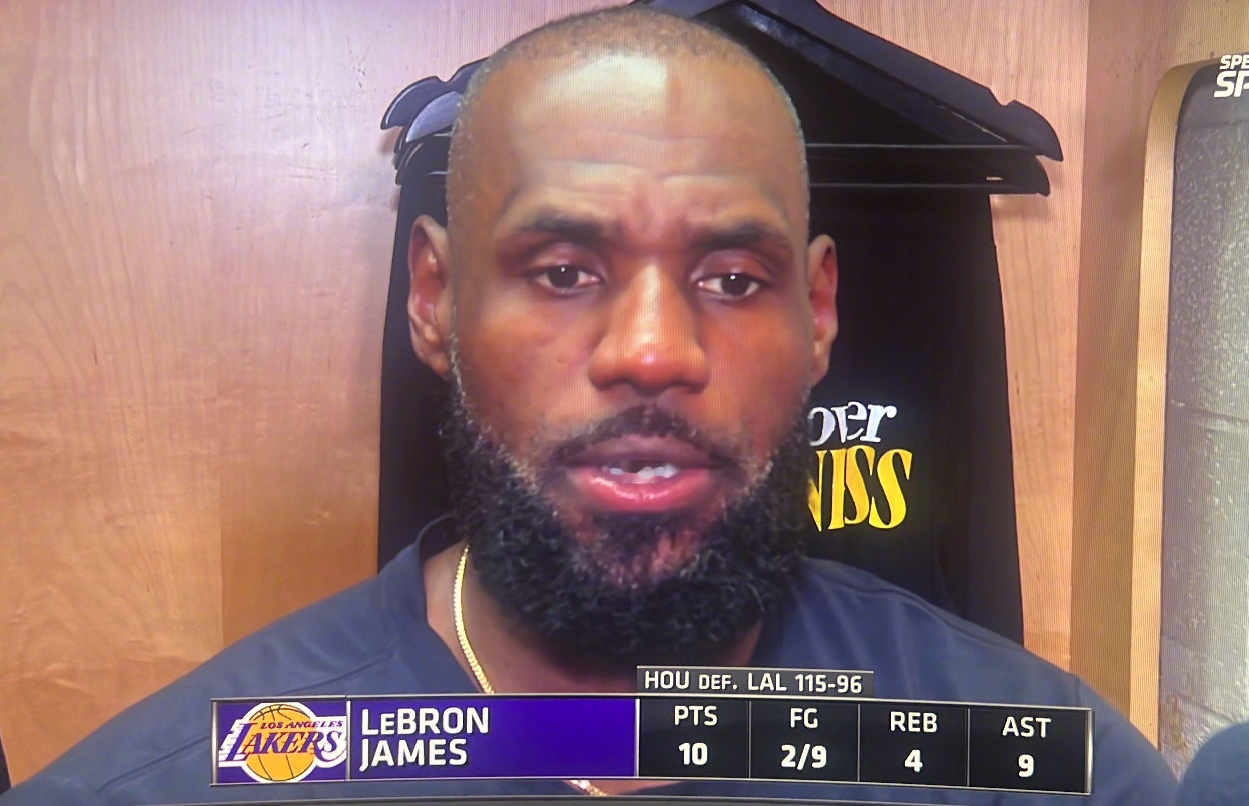 勒布朗谈论今晚的比赛，主动揽责表示自己8次失误不可接受。火箭1比3湖人詹姆斯连续