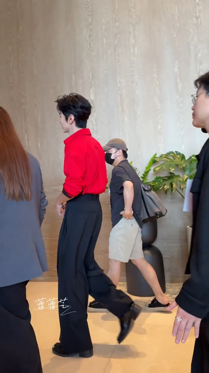 陈哲远红衬衫闪耀泰兰德腿长的能到我胸口陈哲远红黑叠穿造型