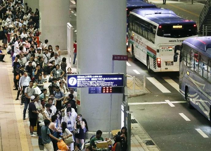活该被滞留。昨天中日航班十二条线停航，一些不听劝阻的旅日游客被滞留日本机场急的团