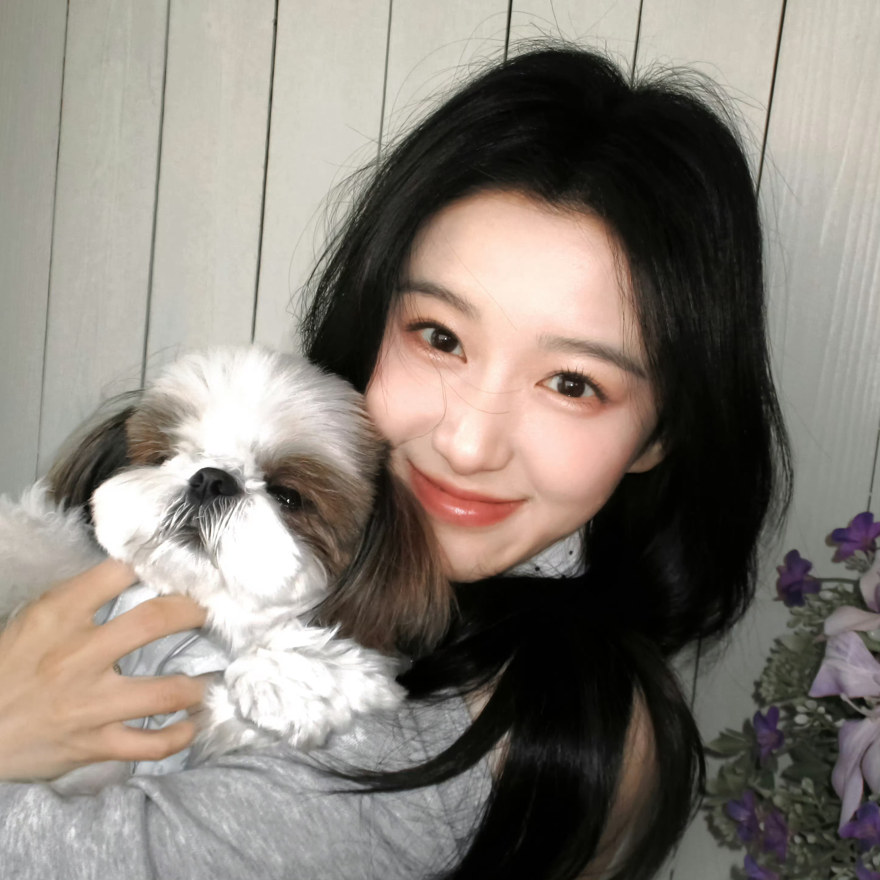 包上恩这张头像 贵人财运双丰收✨1、怀中萌犬=自带守财贵人，代表身边常有人主动帮
