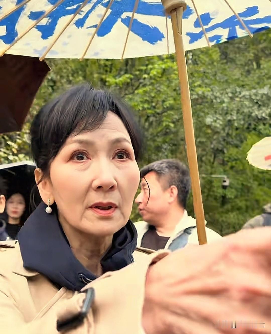 陈美琪是58年的，赵雅芝是53年，可陈美琪看上去比赵雅芝老的快点呢。

陈美琪今