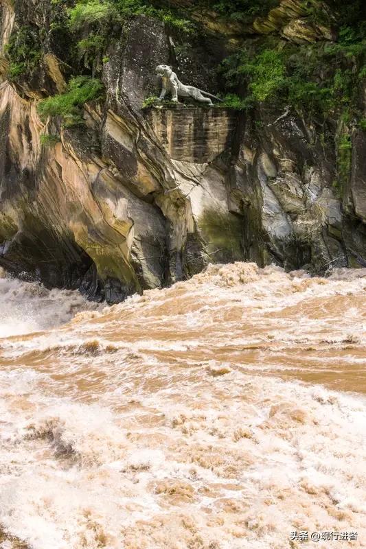 遗体不得不放弃，愿逝者安息！

2月25日，一名游客在云南虎跳峡发疯石景区不慎坠