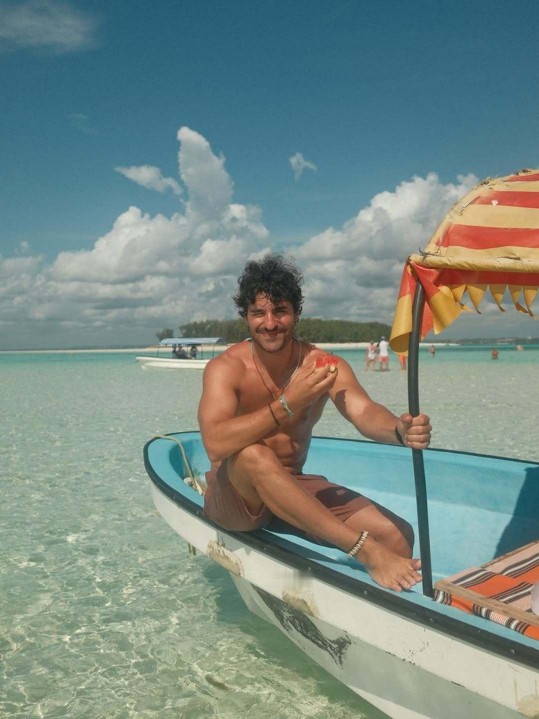 一起跟帅气的葡萄牙演员度假去吧🏖️José Condessa 在 Mnemba