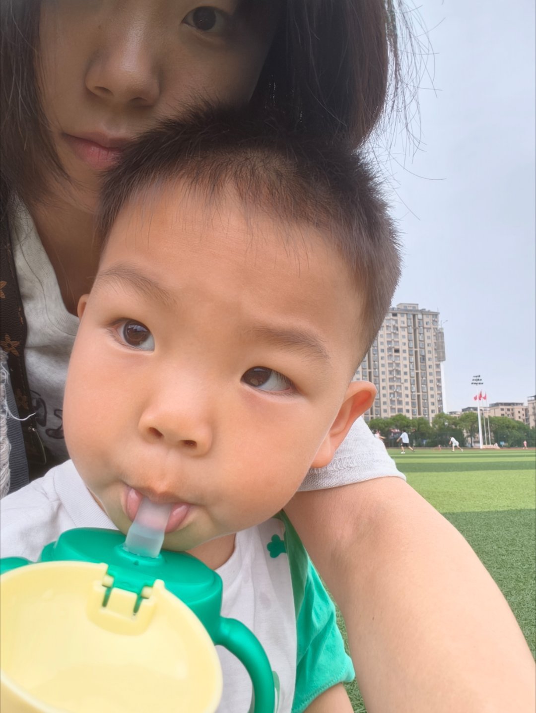 乱跑的崽疲惫的妈 