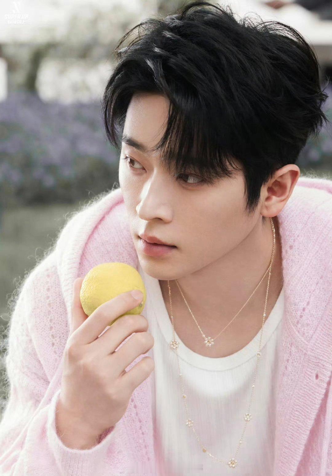 丞磊 这身粉红色真的好男友风