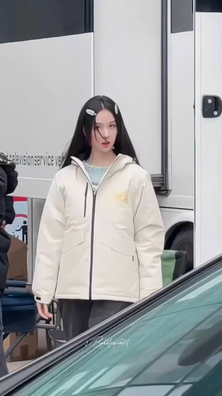 陈都灵《今天也没有变成玩偶吗》出妆路透，这个造型好像挺适合她的。 