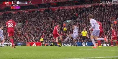 一个会引发巨大争议的判罚：布莱顿中场戈麦斯踹倒维尔茨，主裁鲍森给了黄牌VAR认为