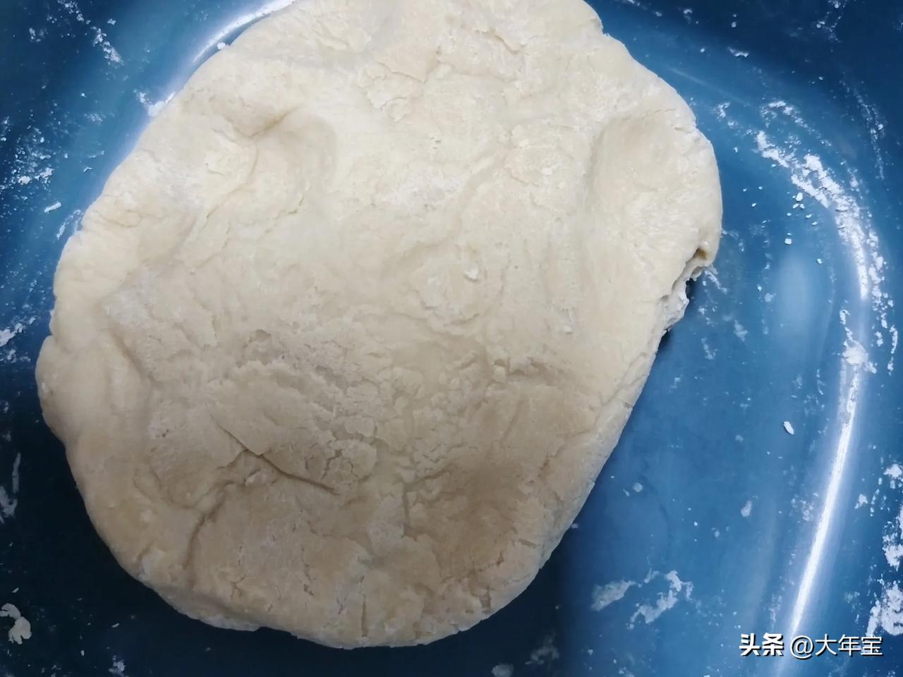 老家邮寄过来的面粉，发黑！
前天收到了老家邮过来的一袋面粉，
今天决定做面条，
