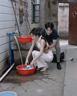 都说小别胜新婚，这个小伙子出差回家刚一进门就抱起老婆往屋里跑，老婆心中暗喜但是一